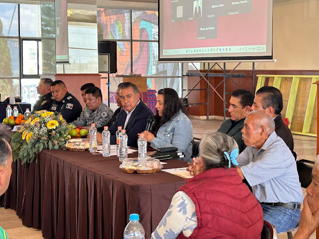 Central de abastos Ecatepec. Picture shows a meeting between fiscalia and comerciantes.
