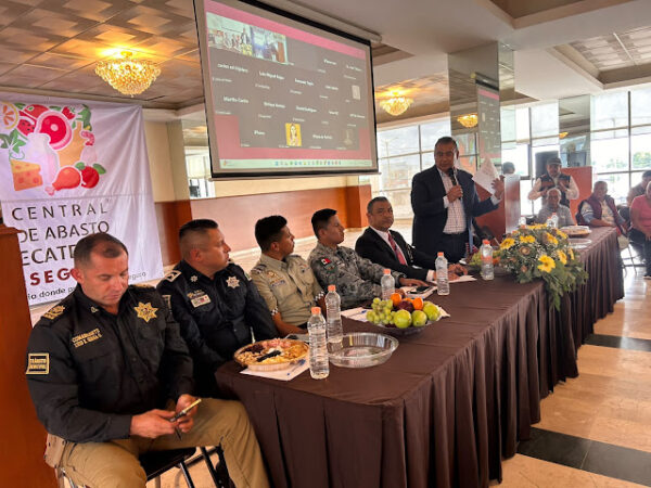 Central de abastos ecatepec: Image shows the meeting that took place between fiscalia and comerciantes.